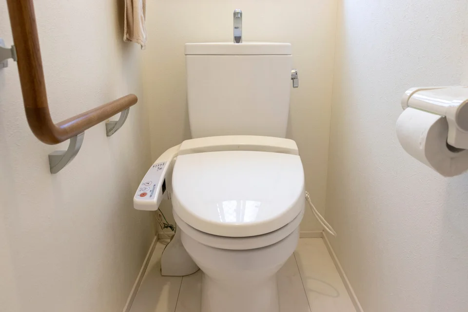 洋式便器の横に設けたL字型手すり