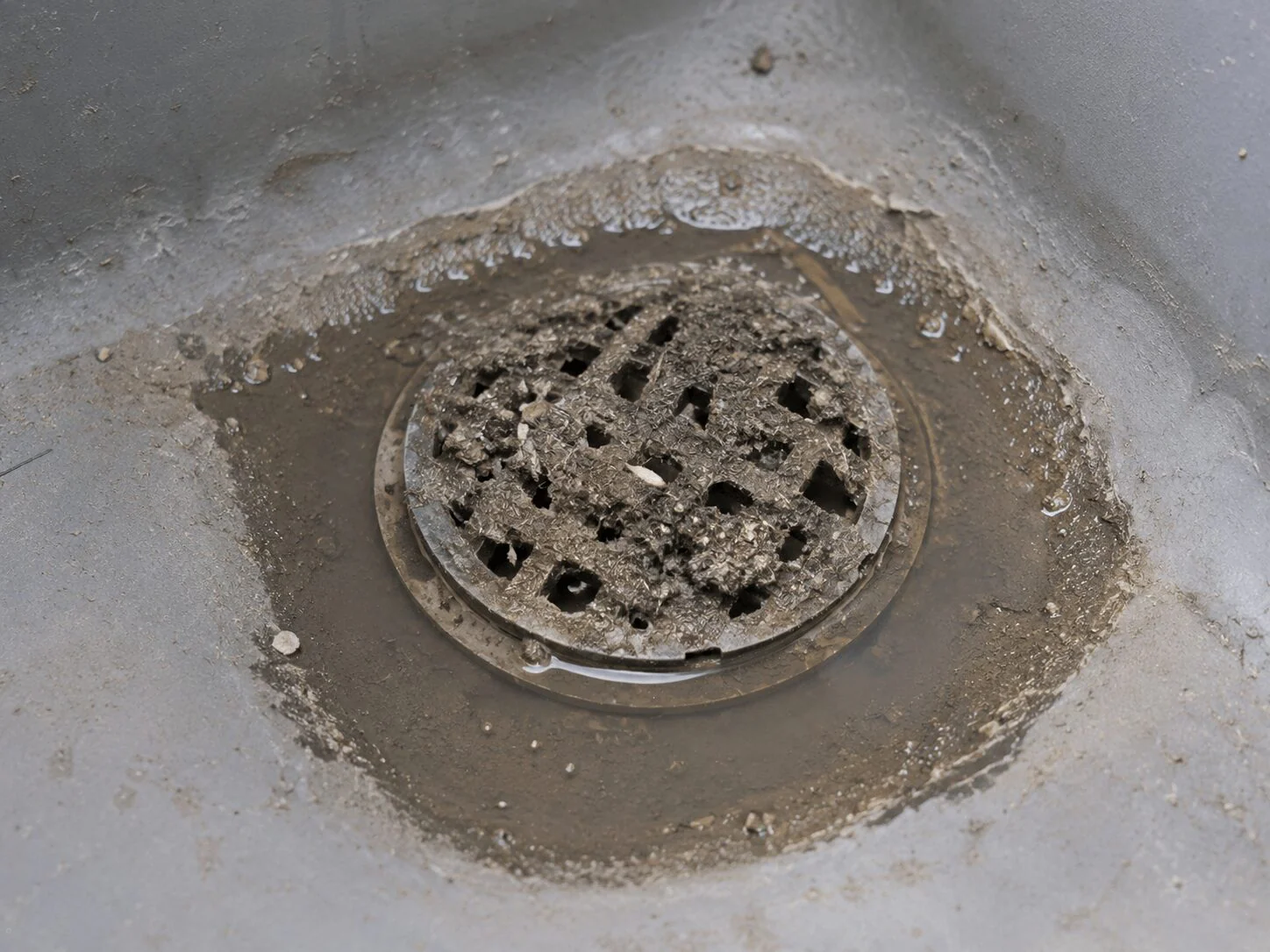 ベランダの排水口の詰まりでオーバーフローしていた雨漏りを排水経路の見直しで解消した事例