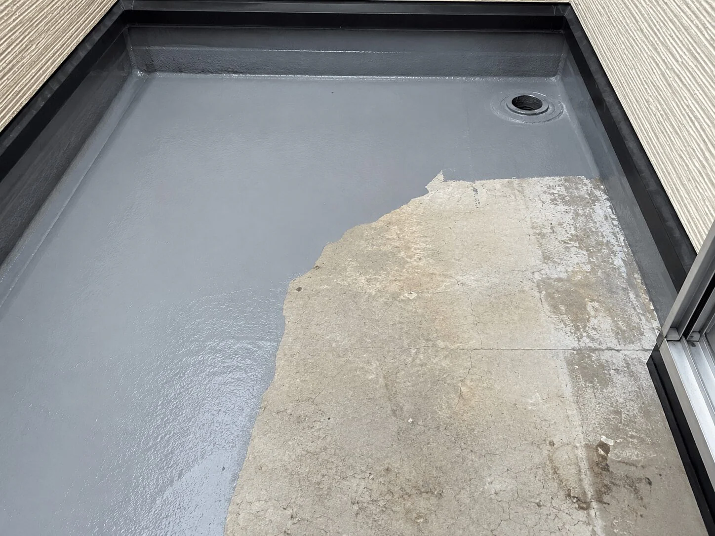 ベランダの防水層劣化が原因の雨漏りを、防水改修から仕上げまで対応した事例