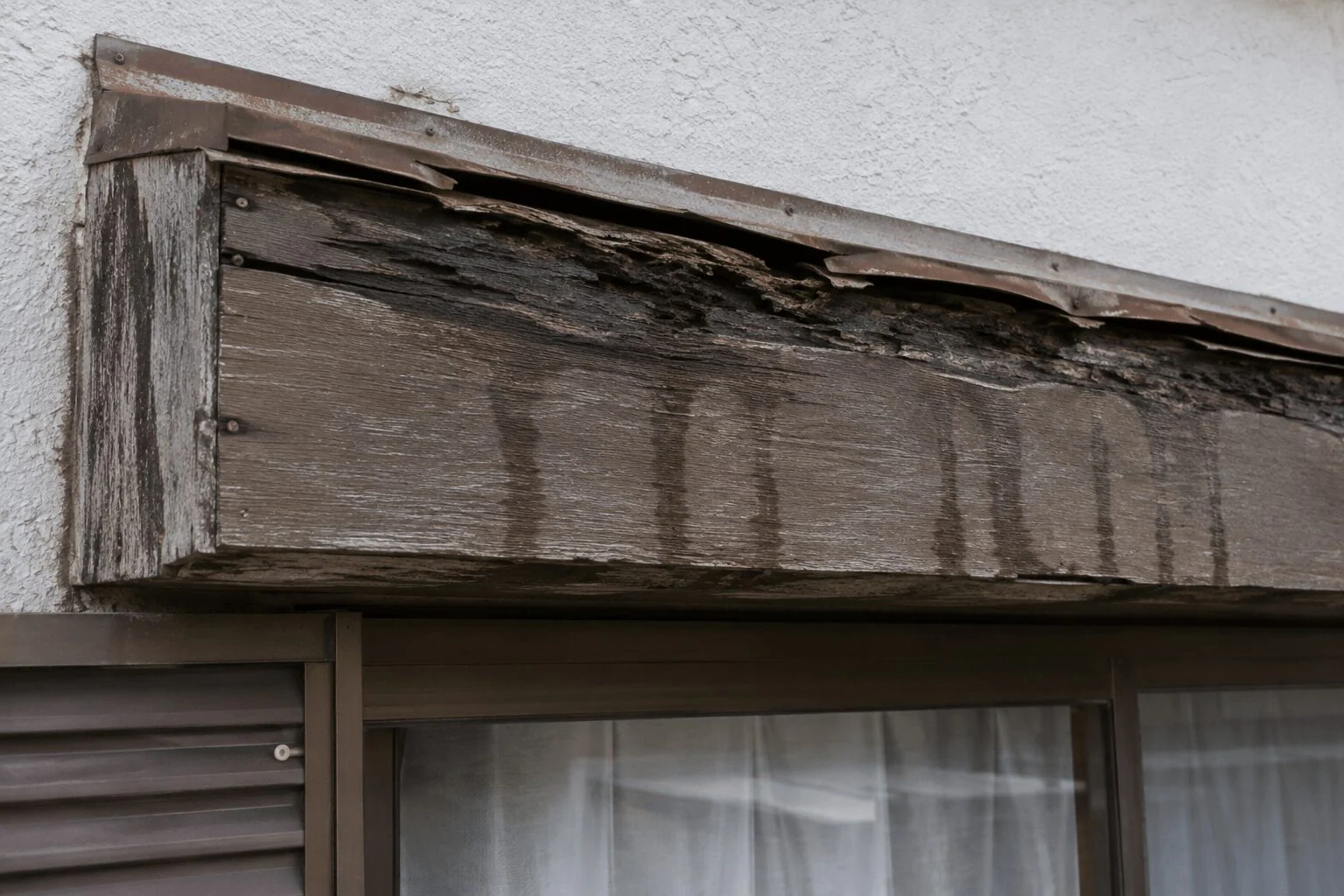 戸袋（雨戸収納部）の劣化を修繕し雨漏りを解消した事例