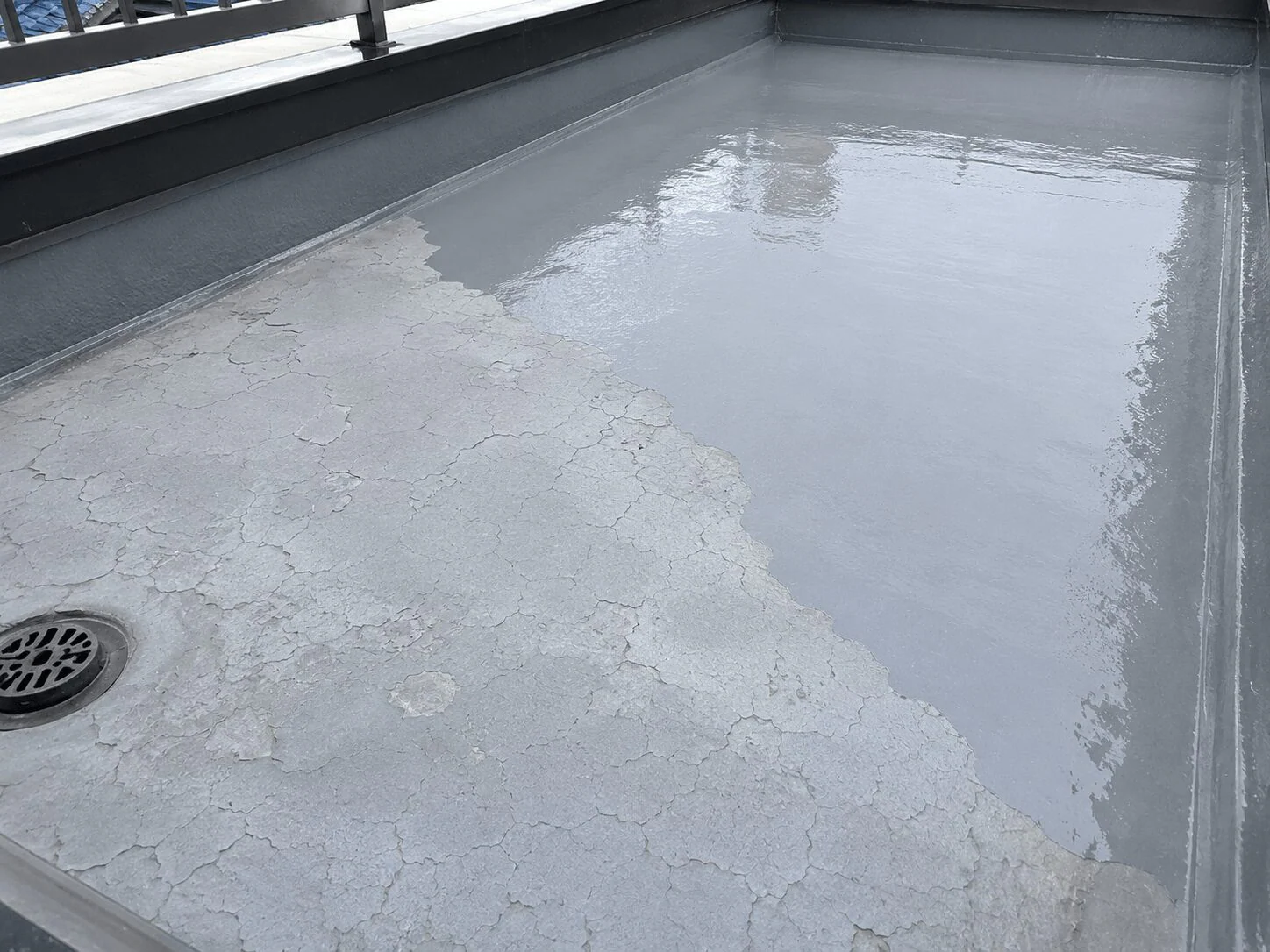 ベランダFRP防水を再施工し漏水を止めた事例