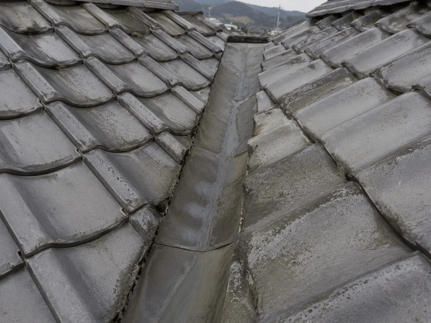 湿気がこもりやすい小屋裏を点検し、天井の雨染みを改善した事例