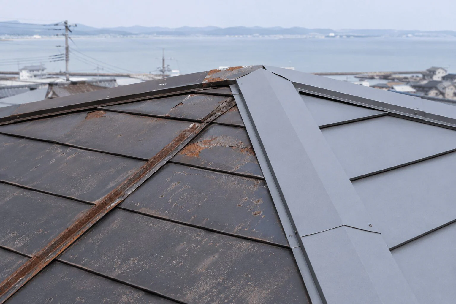 美浜区の塩害で傷んだ屋根板金を全交換した事例