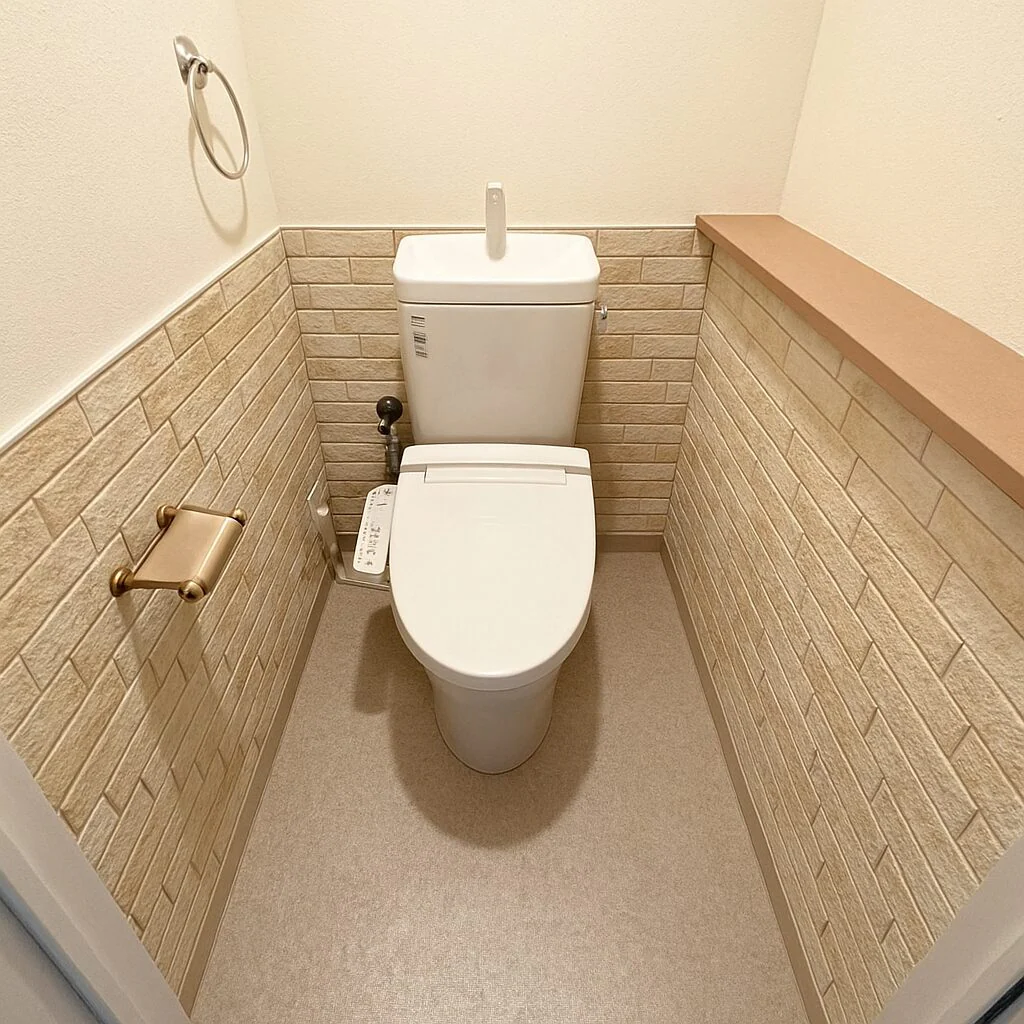 トイレリフォーム（LIXIL アメージュ／エコカラット腰壁） 施工後