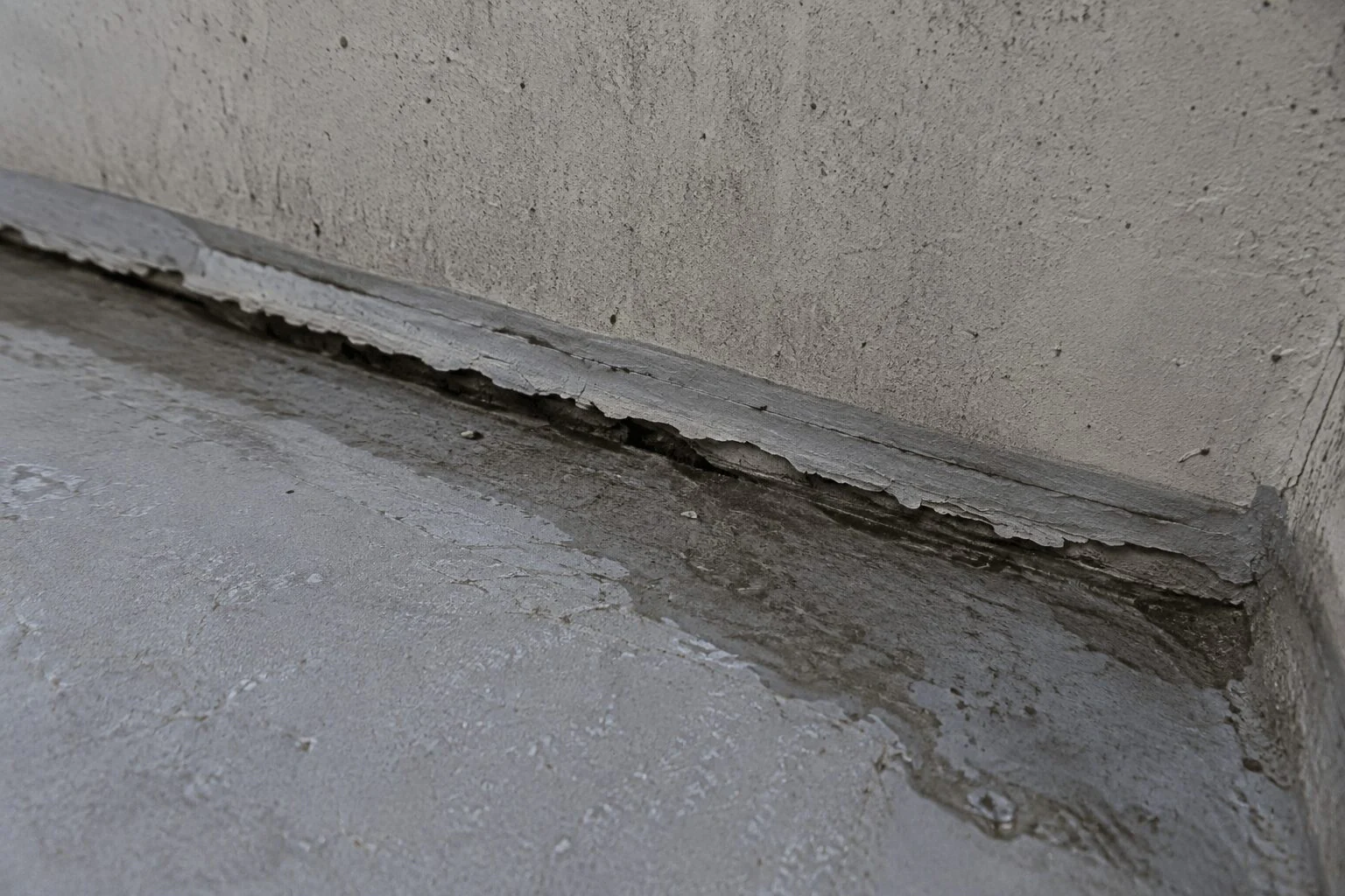 工業地帯近くのベランダ手すり基礎部からの雨漏りを補修した事例