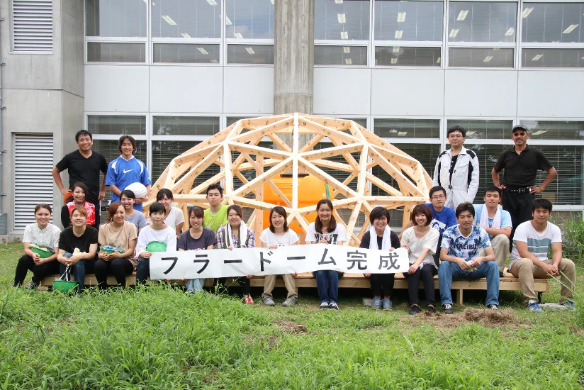 教員と学生が力を合わせて実験を行いながらフラードームを製作