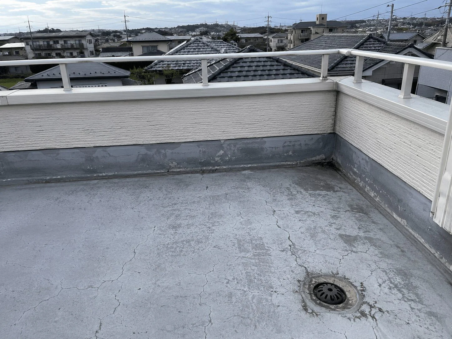 屋根ではなくバルコニー防水の劣化が原因だった1階天井の雨漏りを改修した事例