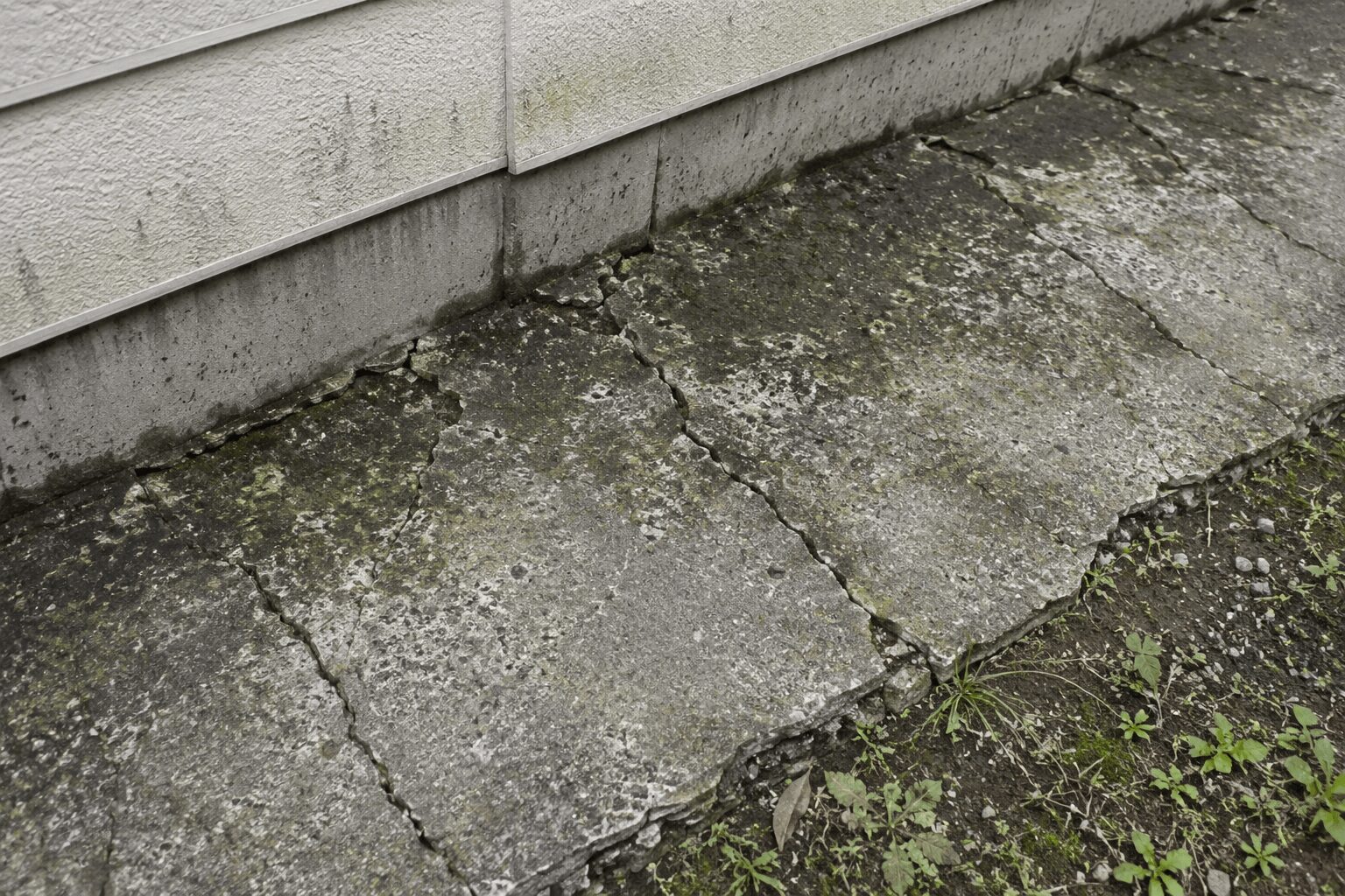 犬走りコンクリートのひび割れから基礎への雨水浸入を防いだ事例