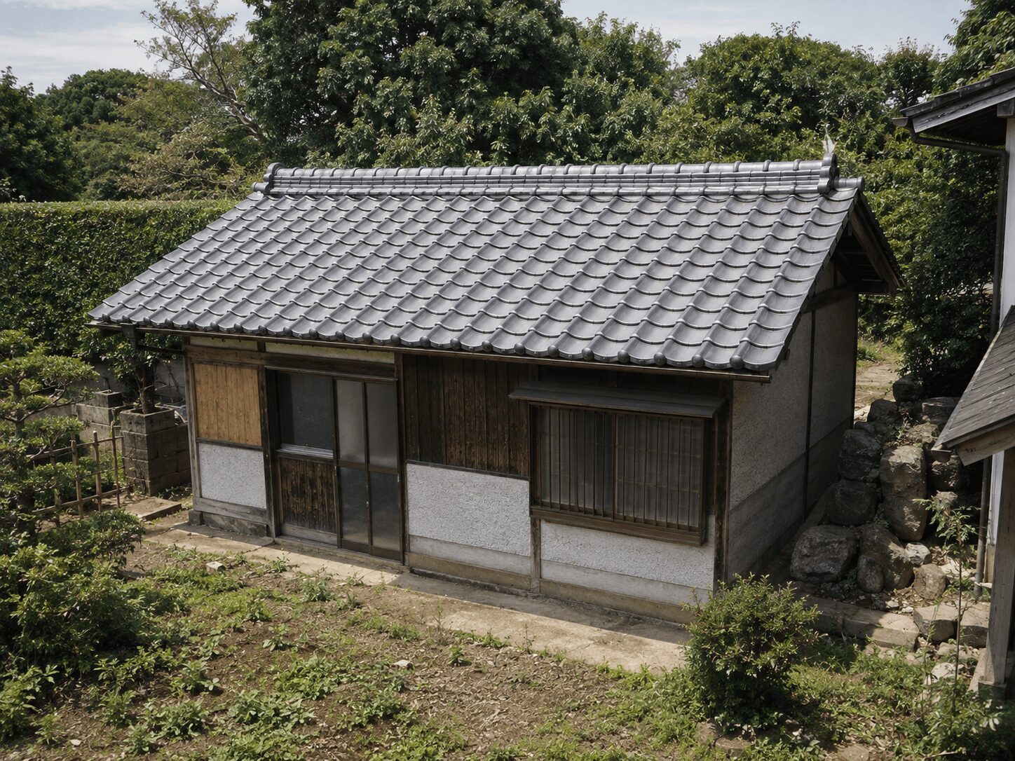 母屋ではなく敷地内の離れの屋根から雨漏りしていた事例