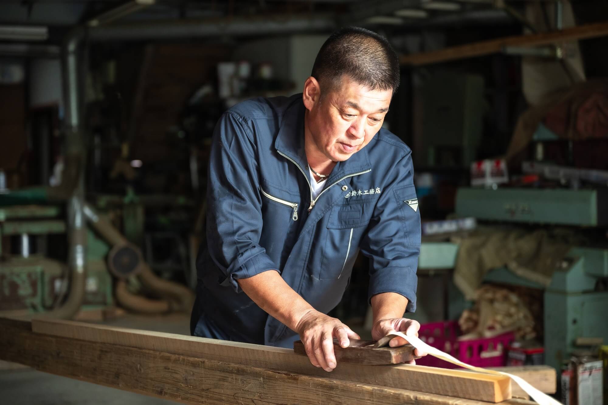木工作業をする二代目棟梁 鈴木賢治